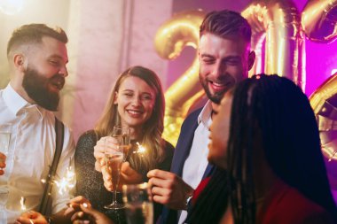 Klüpte çılgın bir gece geçirirken şık ve çekici çok ırklı arkadaşlar yılbaşı partisini kutluyorlar. Dört farklı genç insan bir partide eğleniyor ve dans ediyor. Boşluğu kopyala.