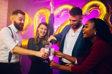 Yılbaşı gecesini kulüpte kutlayan ve gece yarısı flüt bardaklarında şampanya içen çok ırklı bir grup genç arkadaş. Yılın sonunu bir gece kulübünde kutlayan bir grup arkadaş..