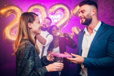 Çekici çok ırklı arkadaşlar kulüpte yeni yıl arifesini kutlarken çılgın bir funk gecesi geçiriyorlar ve bir partide dans ediyorlar. Gece yarısı birbirlerine hediye veren romantik bir çifte odaklan..