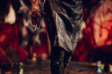 Boya fırçasıyla kadın ressam eli, damlayan resim, soyut renkli sıçrama ve vuruşlar. Resim atölyesinde el ele tutma kursu araçları.