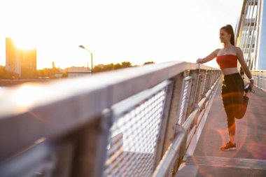 Çekici bir kadın koşucunun köprüde koştuktan sonra frene basması.