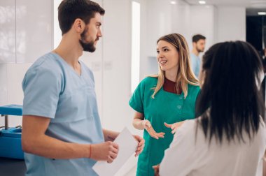 Hastanedeki hastalar üzerinde çalışan çeşitli doktor ekipleri. Tıp personeli modern hastane içinde tartışıyorlar. Sağlık ve Tıp Konsepti.