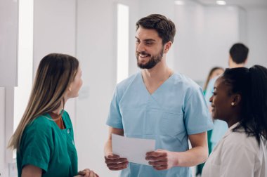 Hastanedeki hastalar üzerinde çalışan çeşitli doktor ekipleri. Tıp personeli modern hastane içinde tartışıyorlar. Sağlık ve Tıp Konsepti.