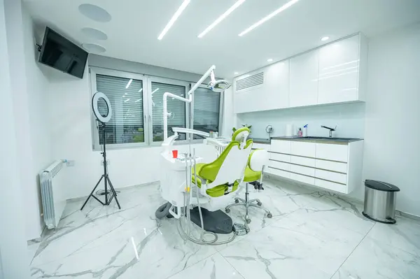 Özel ekipmanlı beyaz modern diş hekimliği odasının içi. Dişçi ofisi. Modern diş hekimliği araçlarıyla dişçi kliniği içi.