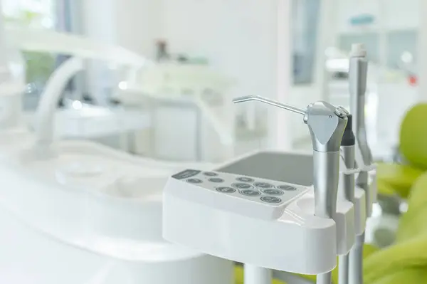 Diş kliniğindeki bir diş sandalyesine bağlı diş aletlerinin ayrıntıları. Diş hijyeni ve sağlık kavramsal imajı.