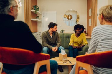 Siyahi bir kadın psikoloğun portresi grup terapisinde hastalarla tanışıyor. Bir terapi seansında Afrikalı Amerikalı danışman insanlara tavsiye veriyor. Ruh sağlığı konsepti.