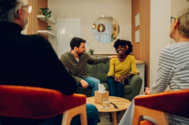 Çeşitli hasta gruplarının portresi psikolog ofisinde toplanmış kişisel sorunları tartışıyor ve başkalarını dinlerken bakış açılarını paylaşıyor. Psikolojik destek alıyor.