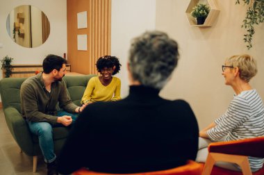 Çok ırklı yetişkinler bir grup terapi seansına katılıyor. Destek grubundaki çeşitli erkek ve kadınlar Afrika kökenli Amerikalı bir kadının hikayesini dinliyorlar. Toplum ve ruh sağlığı.