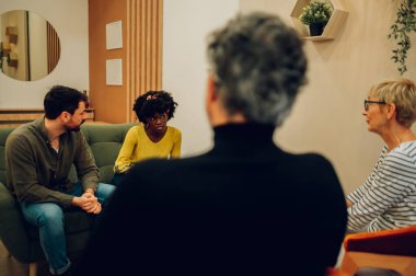 Afrika kökenli Amerikalı bir kadın grup terapisine katılırken diğer hastalarla sorunlarını tartışıyor. Sorunları paylaşmak, psikolojik rehabilitasyon sırasında hikayeler anlatmak..