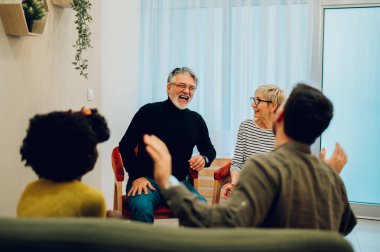 Üst düzey hastaların portresi psikolog ofisinde toplandı. Gülüyorlar ve başkalarını dinlerken zihinsel durumlarını tartışıyorlar. Psikolojik destek alıyorum. Boşluğu kopyala.
