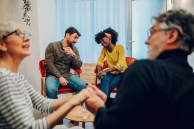 Grup terapisinde konuşan çok ırklı insanlar ve akıl sağlığı sorunları tartışıyorlar. Çeşitli insanlar grup terapisi için destek arıyorlar. Terapinin sonunda gülümsemek ve mutlu olmak..