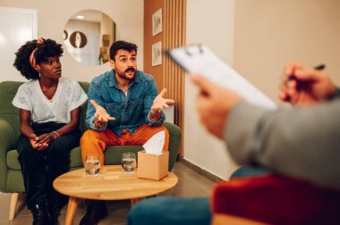 Mutsuz ve çeşitli çiftler ofiste evlilik terapistiyle psikoterapi görüyorlar. Çok ırklı bir çift terapide sorunlar hakkında tartışıyor. Evlilik terapisi..