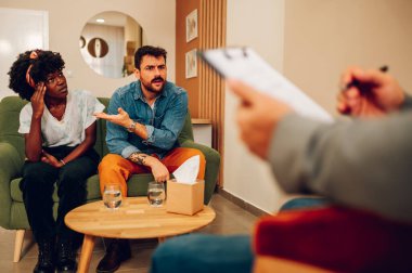 Çok ırklı sevgili ya da eşlerin terapistle ya da bir ofiste psikologla buluşması. Çift meselelerini tartışmak, karşılıklı anlayış, ilişki sorununa çözüm bulmak.