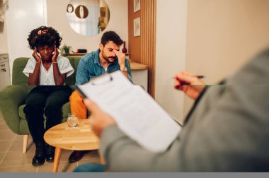 Çift ırklı çiftler terapide tartışır. Çeşitli eşler evlilik danışmanlığı. Velayet, boşanma, evlat edinme, nafaka ya da aile sorunu. Kafkasyalı bir adam ve Afrikalı bir Amerikalı kadın psikologla buluşuyor. Boşluğu kopyala.