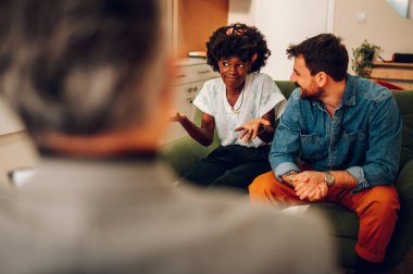 Terapi seansında danışman bir danışmanla anlaşmazlığı çözmeye çalışan çok ırklı bir çift. Çeşitli eşler bir psikologla sorun çözüyorlar. Afro-Amerikan bir kadına odaklan..