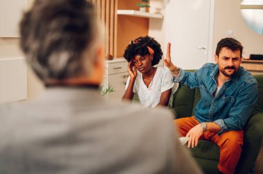 Çok ırklı sevgili ya da eşlerin terapistle ya da bir ofiste psikologla buluşması. Birkaç konuyu tartıştık, tartıştık, ilişki problemlerine çözüm bulduk. Boşluğu kopyala.