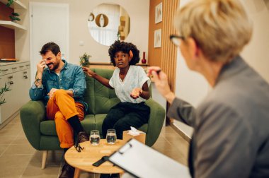 Ofiste bir psikologla seansta olan melez bir çift. İlişki sorunları, boşanmaktan kaçınmak. Çeşitli eşler, profesyonel terapistten yardım isterken tartışıyorlar..