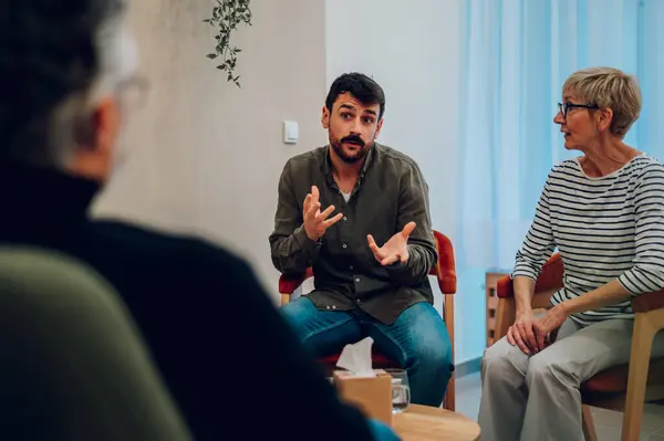 Çeşitli insanlar grup terapisinde zihinsel sağlık sorunlarını tartışıyor. İyileşen bağımlılar, rehabilitasyon seanslarında kendi hikayelerini anlatırken psikolog ve toplum desteği alıyorlar. Bir adama odaklan..