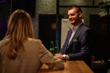 İşten sonra barda bira içen neşeli meslektaşlar.