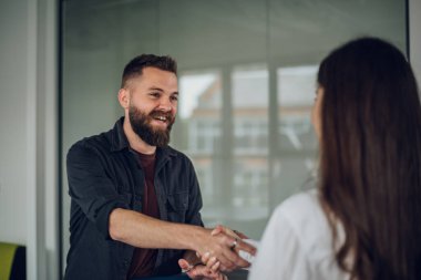 İki iş adamının portresi. Başarılı bir pazarlıktan sonra birlikte iş yapıyorlar ve el sıkışıyorlar. Proje ortakları.
