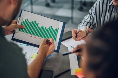 Projelerinde çalışan insanların resimlerini çektim. Ofiste çizelge ve satış raporlarını kullandım. İş profesyonelleri ofisinde toplanıyor. Çeşitli şirket çalışanlarının yakın çekimleri..