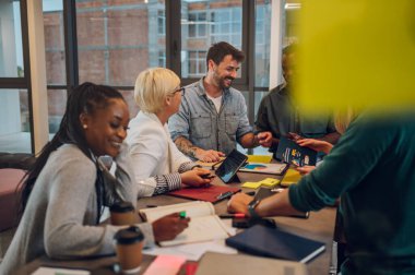 Modern bir ofiste eğlenceli, çok ırklı, yaratıcı genç insanlar. Yaratıcı ortak çalışma alanında birlikte çalışan bir grup farklı iş adamı. Eğlenceli insanlarla çalışmak.