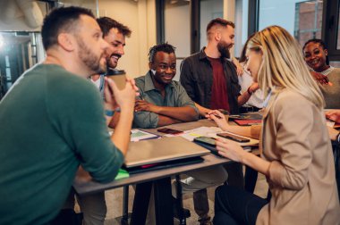 Şirket brifinginde birlikte çalışan mutlu çok ırklı iş ekibi konferans odasında toplandı. Yönetim kurulunda birlikte iş tartışırken gülümseyen meslektaşlar..