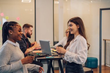 Çeşitli yaratıcı iş adamları modern bir şirketin toplantı odasında birlikte çalışıyorlar. Beyin fırtınası konsepti. Ofis hayatı. Çok ırklı meslektaşlar.