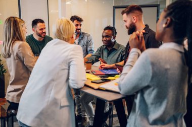 Çeşitli yaratıcı iş adamları modern bir şirketin toplantı odasında birlikte çalışıyorlar. Beyin fırtınası konsepti. Ofis hayatı. Çok ırklı iş arkadaşları. Afro-Amerikan bir adama odaklan..