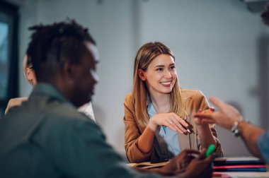 Ofisteki bir toplantıda birlikte çalışan iki çok ırklı iş arkadaşının vurulması. Yaratıcı yöneticiler yeni bir iş planı hakkında konuşuyorlar. Kafkas bir iş kadınına odaklan..