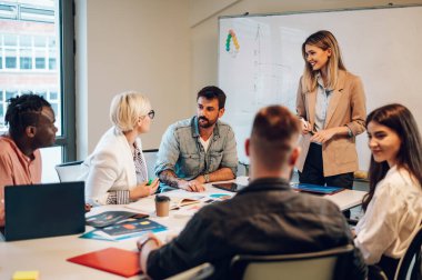 Modern bir ofiste eğlenceli, çok ırklı, yaratıcı genç insanlar. Yaratıcı ortak çalışma alanında birlikte çalışan bir grup farklı iş adamı. Uzayı kopyala Eğlenceli insanlarla çalışmak.