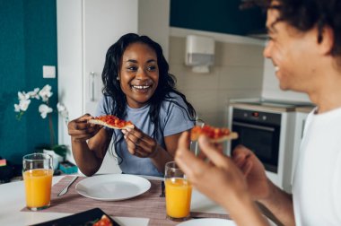 Afro-Amerikan çiftlerin evde kahvaltı yapıp portakal suyu içmelerini seviyorum. İki kişilik Afro-Amerikan ailesi.