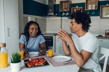 Afro-Amerikan çiftlerin evde kahvaltı yapıp portakal suyu içmelerini seviyorum. İki kişilik Afro-Amerikan ailesi.