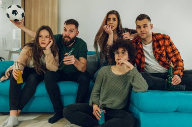 Arkadaşlar spor hayranları evdeki bir TV 'de futbol maçı izliyorlar. Arkadaşlık, rahatlık ve insan konsepti..