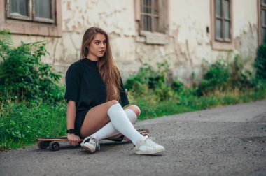 Genç bir kadın yolda Longobard 'ında oturuyor.