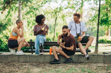 Hippi arkadaşlardan oluşan ırklar arası bir grup şehir parkında doğaçlama yapıyor. Bir gitarist bir şarkı çalıp şarkı söylerken arkadaşları onu dinliyor ve birlikteliği kutluyor. Parktaki doğa aşıkları.