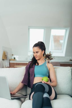 Evde antrenman yaptıktan sonra güzel bir genç kadının fotoğrafı.