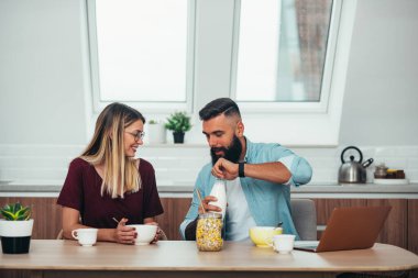 Genç bir çiftin günü evde geçirdiği sahneler.