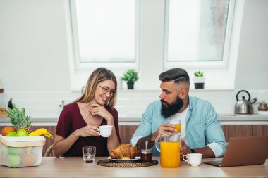 Genç bir çiftin, mutfakta kahvaltı ederken evde geçirdiği görüntüler.