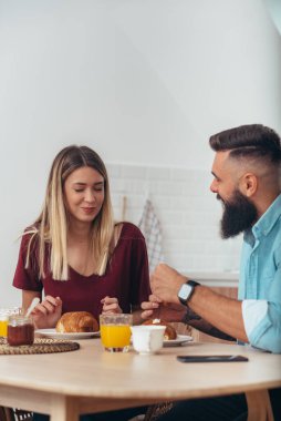 Genç bir çiftin kahvaltıda eğlenirken çekilmiş görüntüleri.