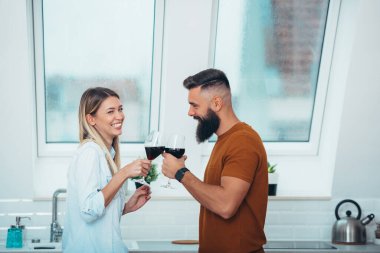 Güzel bir çift evde şarap içerken romantik bir randevu yaşıyor.