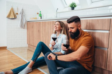 Güzel bir çift evde şarap içerken romantik bir randevu yaşıyor.