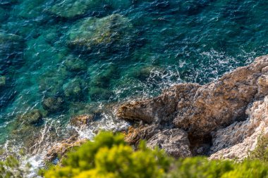 Gün boyunca kıyı şeridi boyunca kayalıklardan çekilen