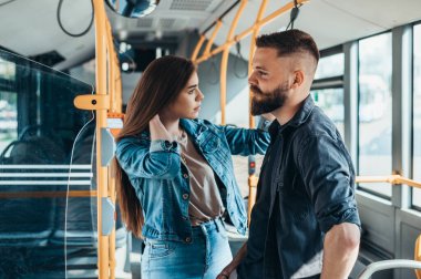 Genç ve güzel yolcular gün boyunca otobüste ayakta duruyorlar.