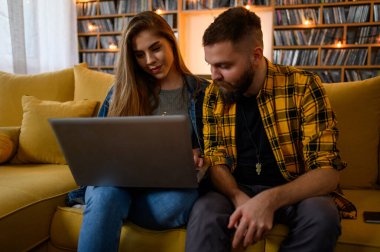 Birkaç öğrenci sınava hazırlanırken dizüstü bilgisayar kullanarak evde çalışıyor.