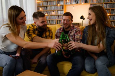 Bir grup genç arkadaş bir ev partisinde beraber takılıp bira içip, tezahürat yapıyorlar.