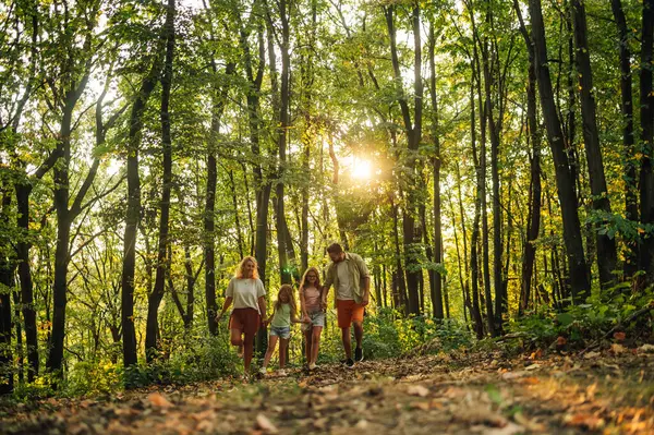 El ele tutuşup ormanı keşfeden mutlu bir aile. Aileler el ele tutuşup ormanda yürüyüş yaparken güneşli yaz günlerini ormanda geçirirler. Aile doğada macera yaşıyor..