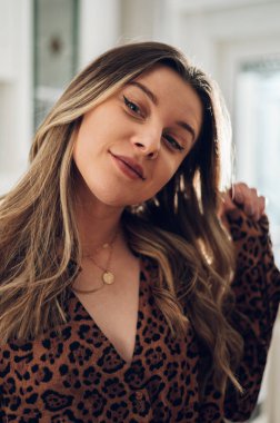 Dalgalı bir yaz elbisesi içinde güzel bir kadın modelin portresi. Mükemmel kıyafetler ve makyaj..