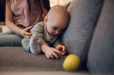 Sevimli küçük oğlan ve annesi sevgi ve şefkat anlarının tadını çıkarıyor ve sağlıklı beslenmeyi öğreniyorlar. Koşulsuz Aşk. Mutlu aile taze meyve yiyor..