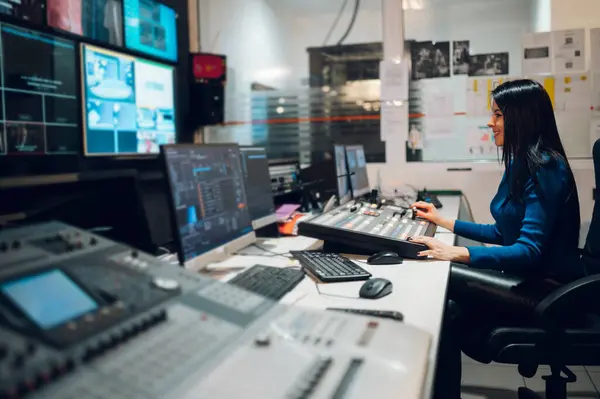 Televizyon istasyonunda yayın kontrol odasında yapımcı olarak çalışan orta yaşlı güzel bir kadın. Prodüksiyon yapımcısı. Televizyon..